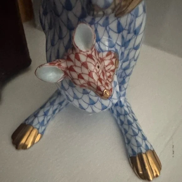 Herend Blue and Rust Kangaroo mama and baby Figurine with 24K gold detail - Picture 9 of 11